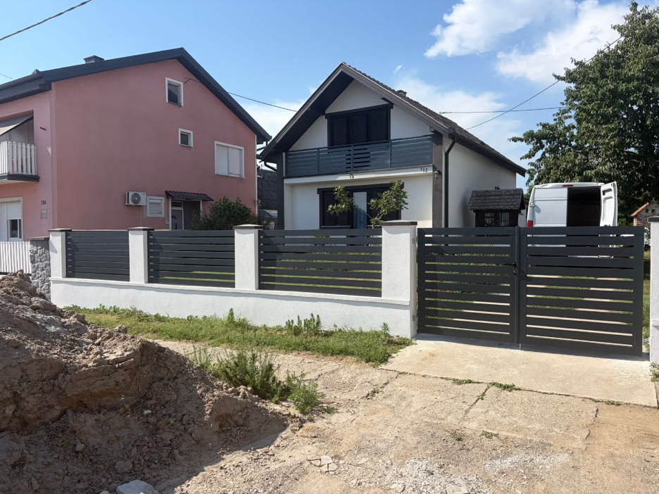 Aluminijska ograda i kapija oko dvorišta