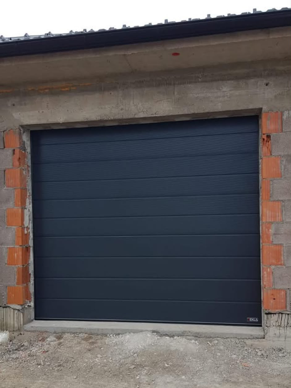 Antracit sekcijska garažna vrata na gruboj gradnji